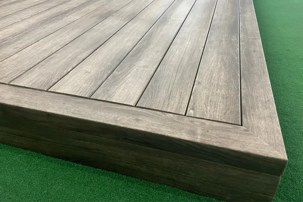 Low Zuri deck in Weatherrred Gray colour